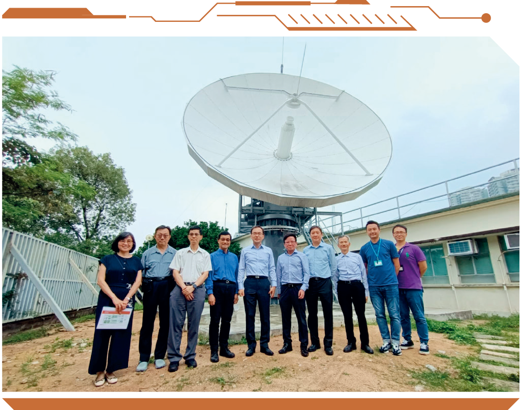通讯办同事视察新的卫星电视广播监测系统。
