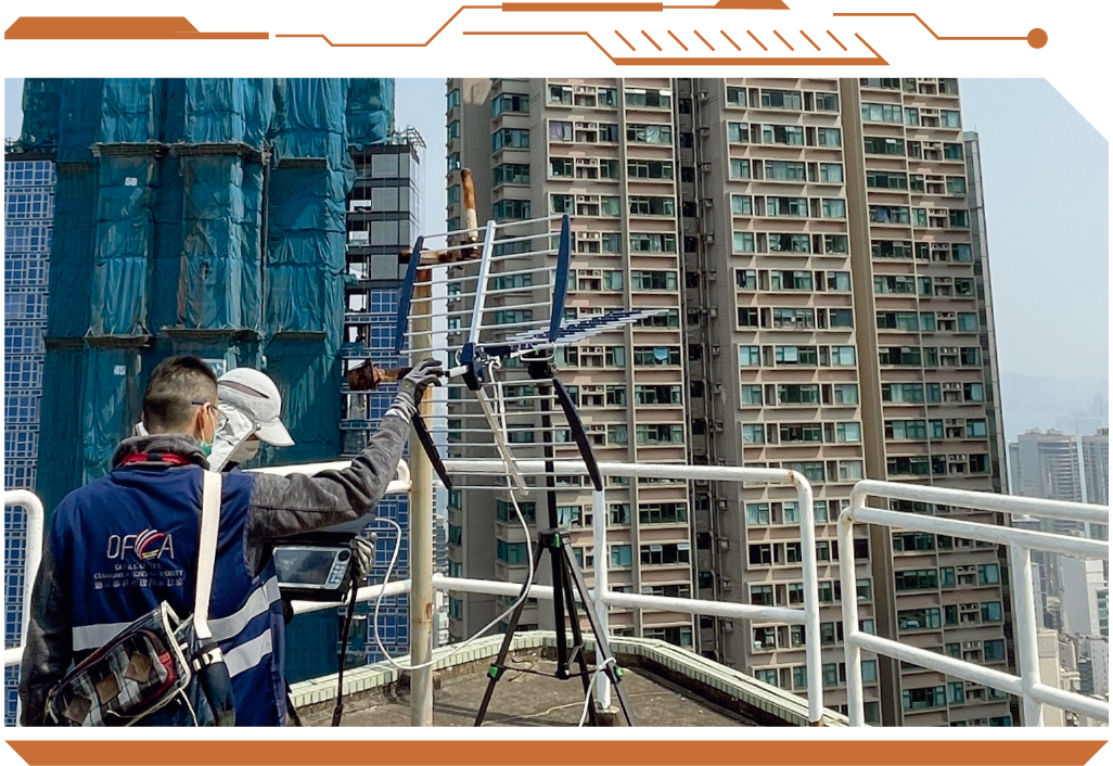 通讯办职员在楼宇天台进行实地测量，以协助居民解决电视讯号接收问题。