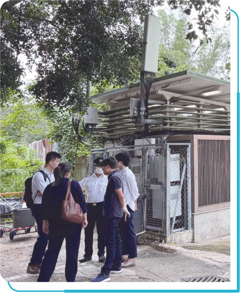 OFCA staff members conducting an on-site visit to the radio base stations installed in the vicinity of a village together with the representatives from another government department, mobile network operators and the village.