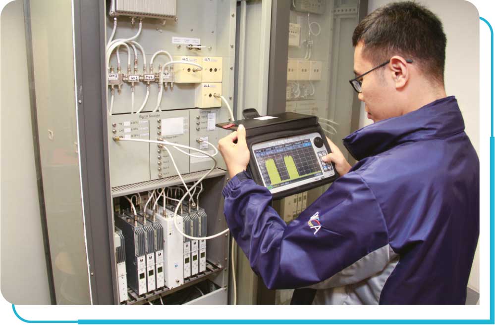 A staff member of OFCA using the signal monitoring system to measure the digital terrestrial television signals emitted by broadcasters to ensure their compliance of relevant technical standards.